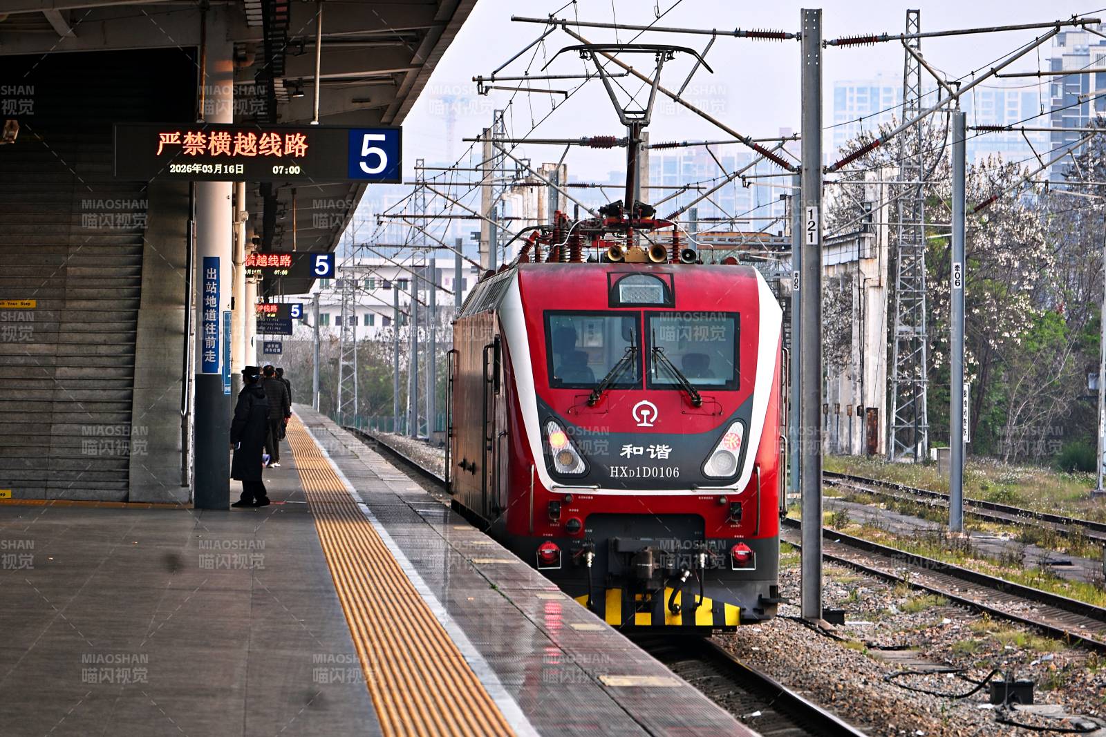 红色列车车头调度进站图片