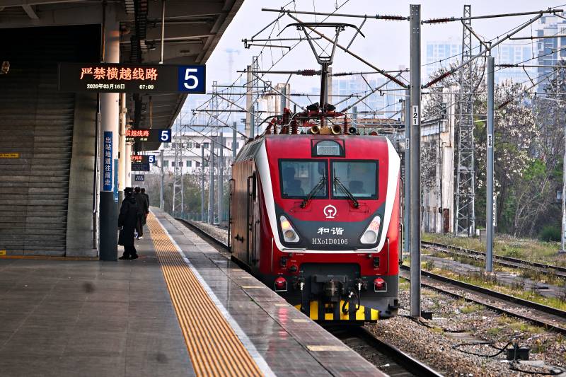 红色列车车头调度进站图片