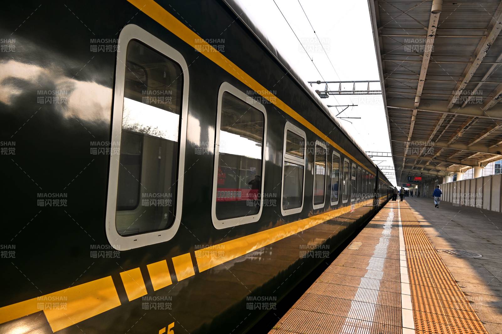 站台旁的绿皮车图片