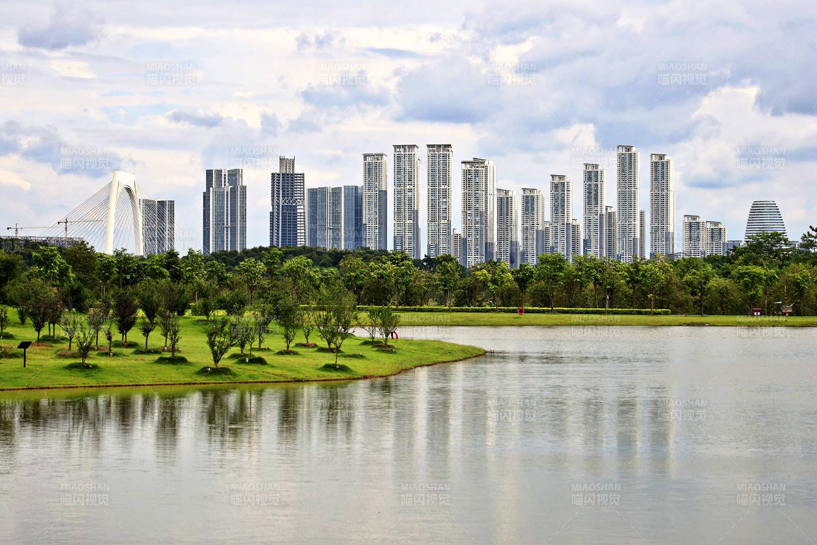 城市湖景风光图片