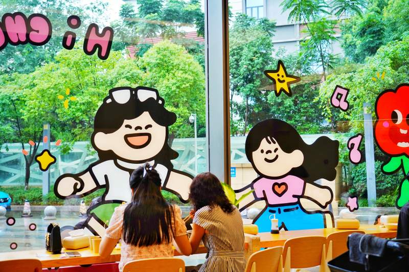 窗边的卡通世界图片