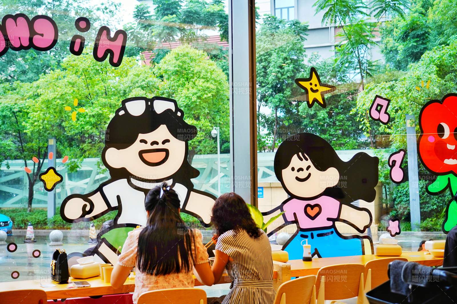 窗边的卡通世界图片