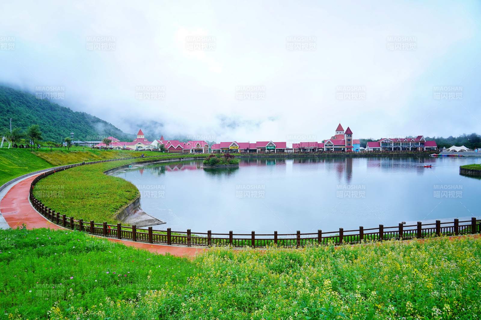 湖畔红顶建筑群图片