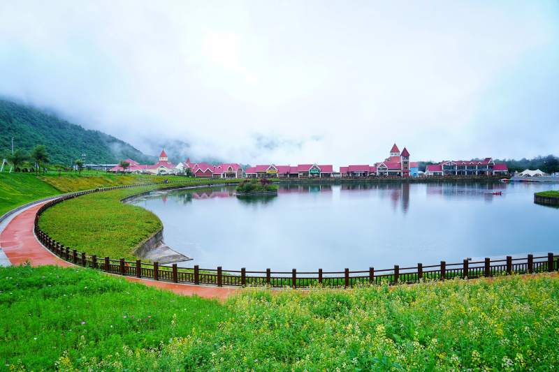 湖畔红顶建筑群图片