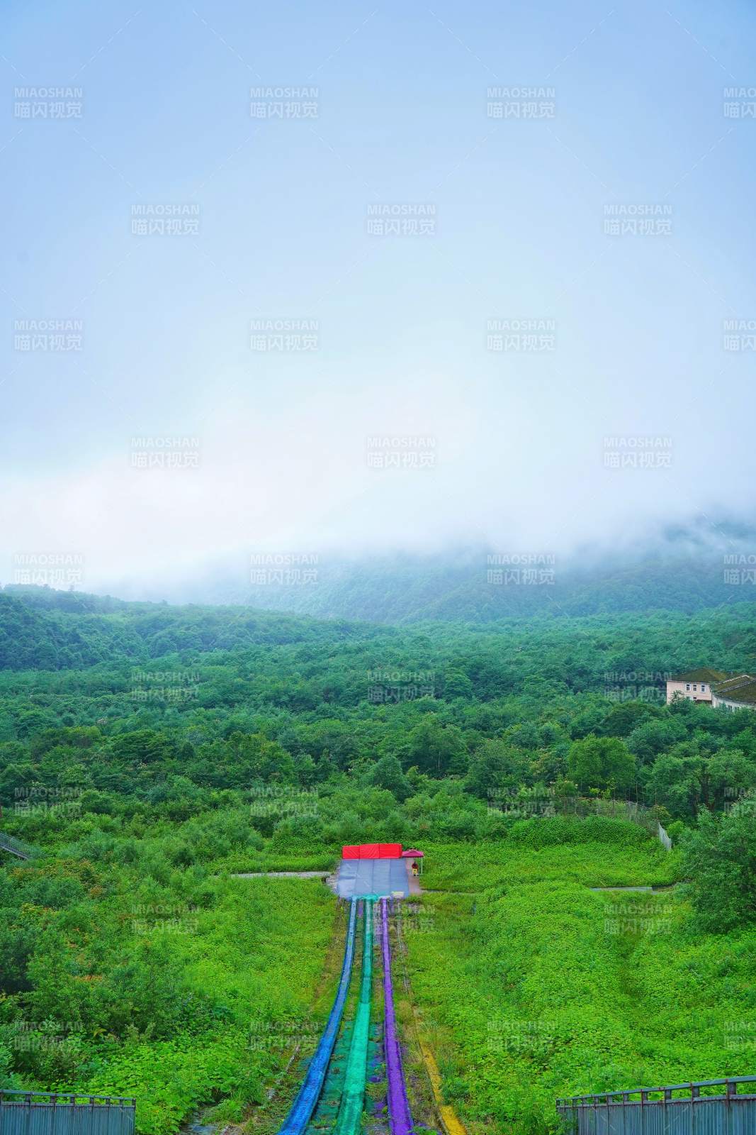 彩虹滑道山间行图片