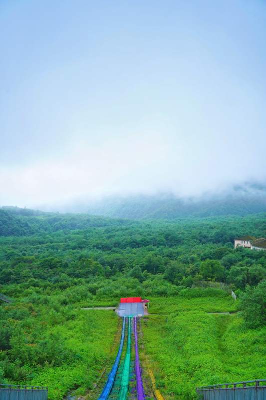彩虹滑道山间行图片