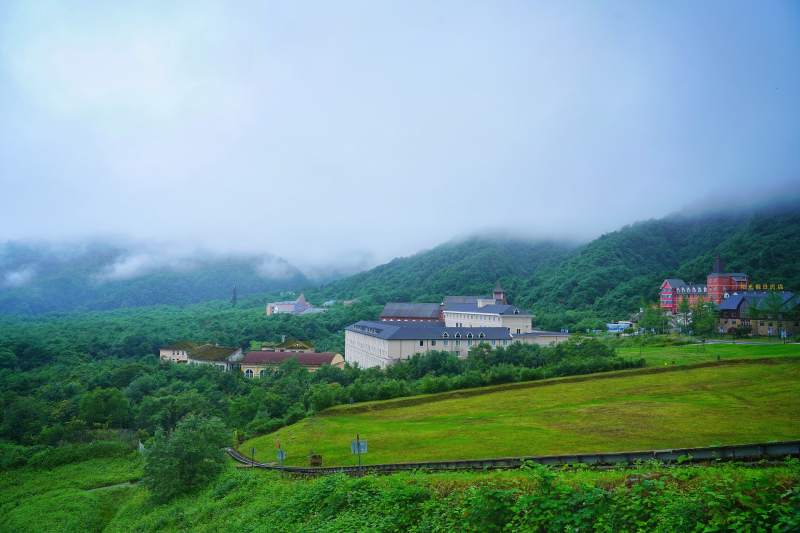 山间雾中村落图片