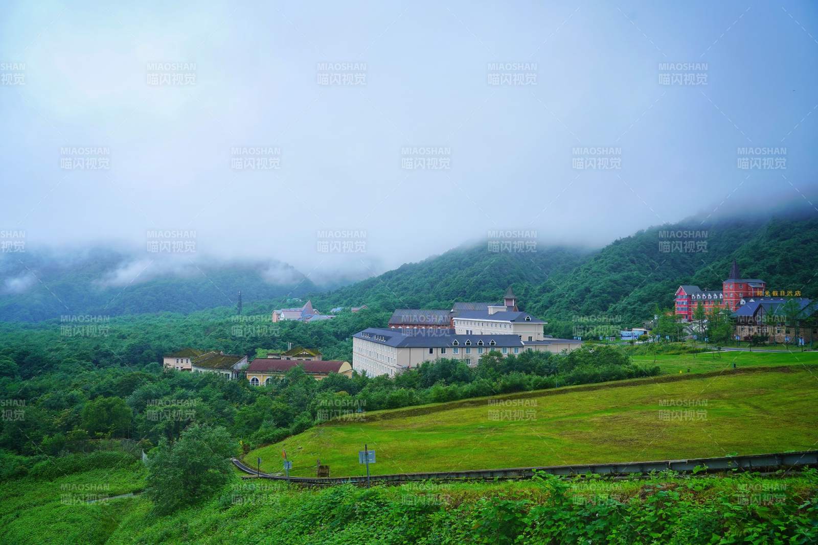 山间雾中村落图片