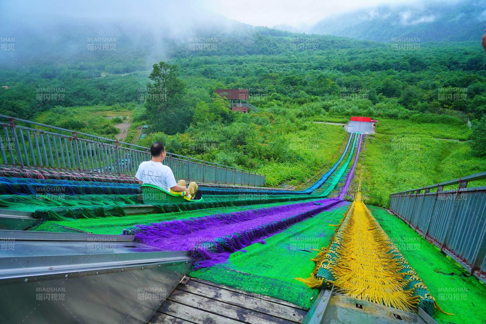 彩虹滑道俯瞰青山图片