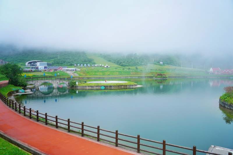 雾锁湖光 静谧如画图片
