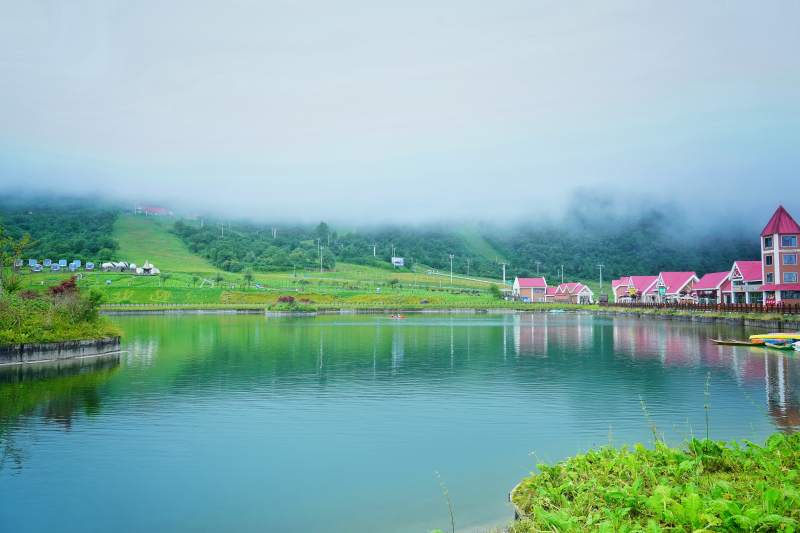 湖畔雾中红屋图片