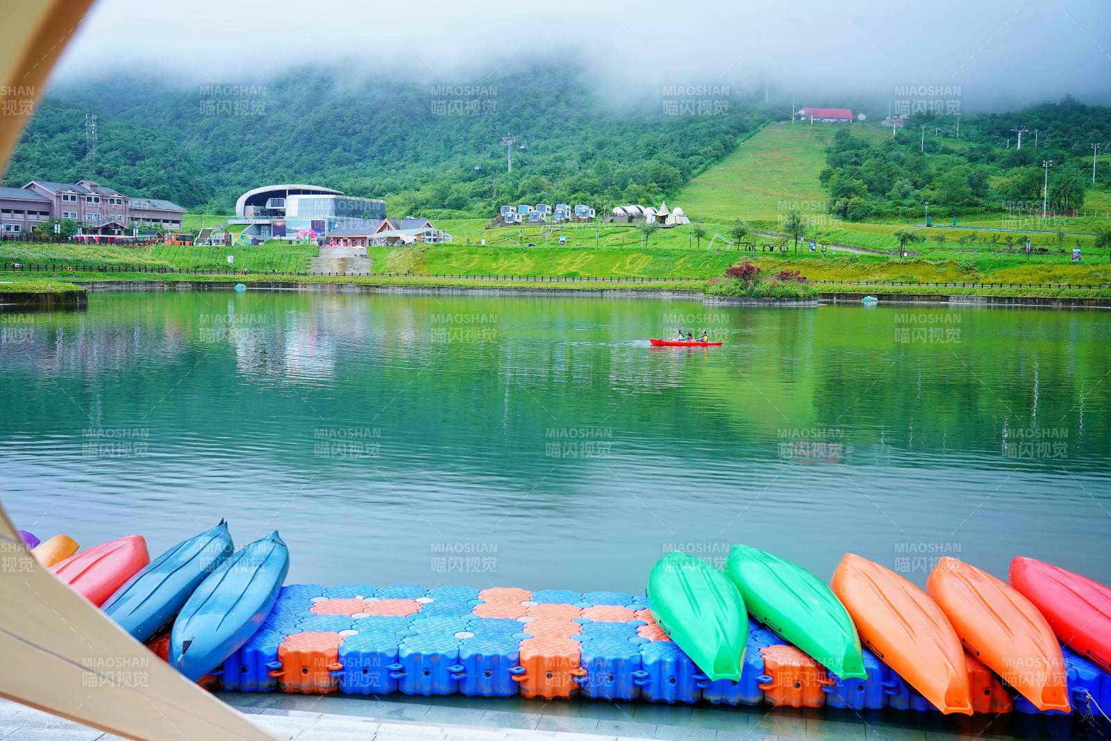 湖畔彩舟静谧景图片