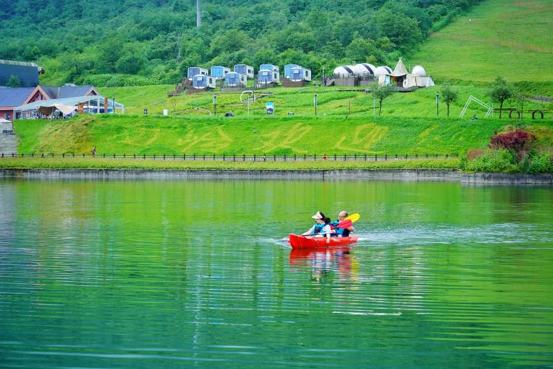 湖上划艇 绿意盎然图片