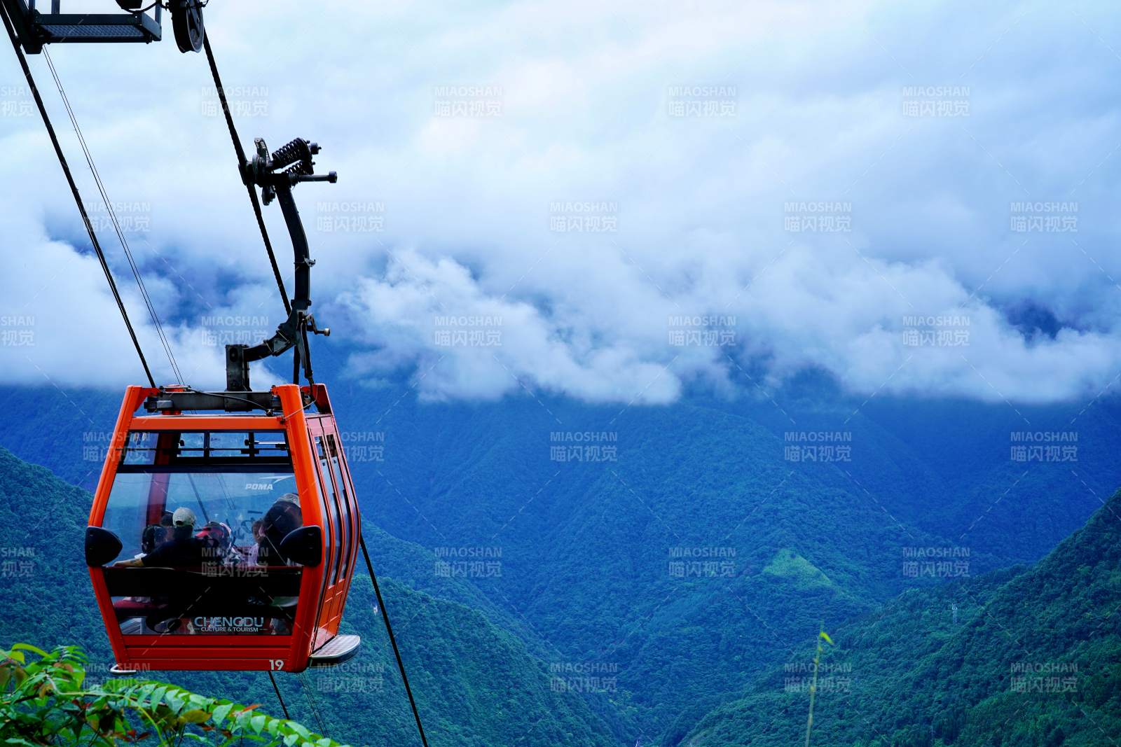 缆车穿云越山峦图片
