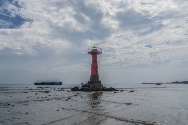 灯塔守望海天之间图片