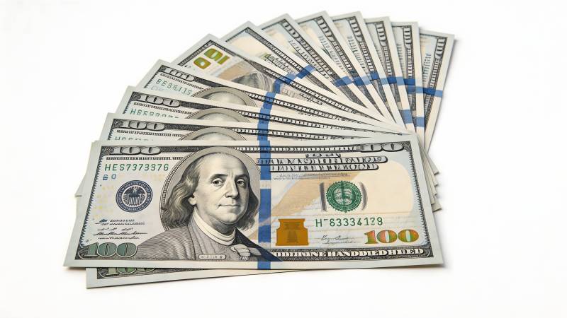 百元美钞扇形排列图片