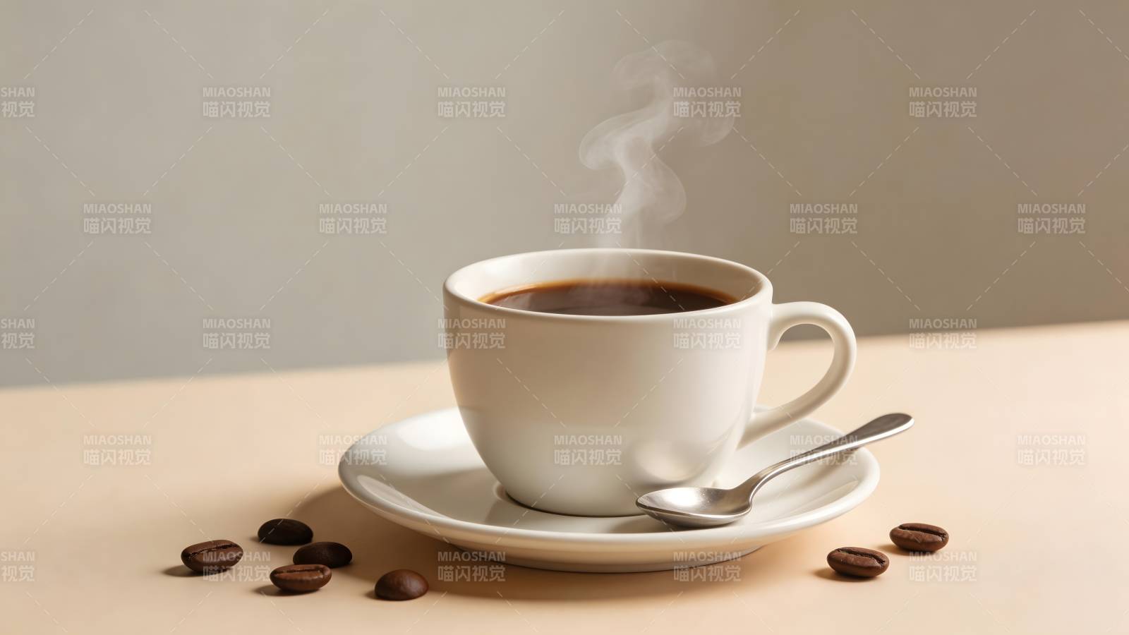 热咖啡与咖啡豆图片