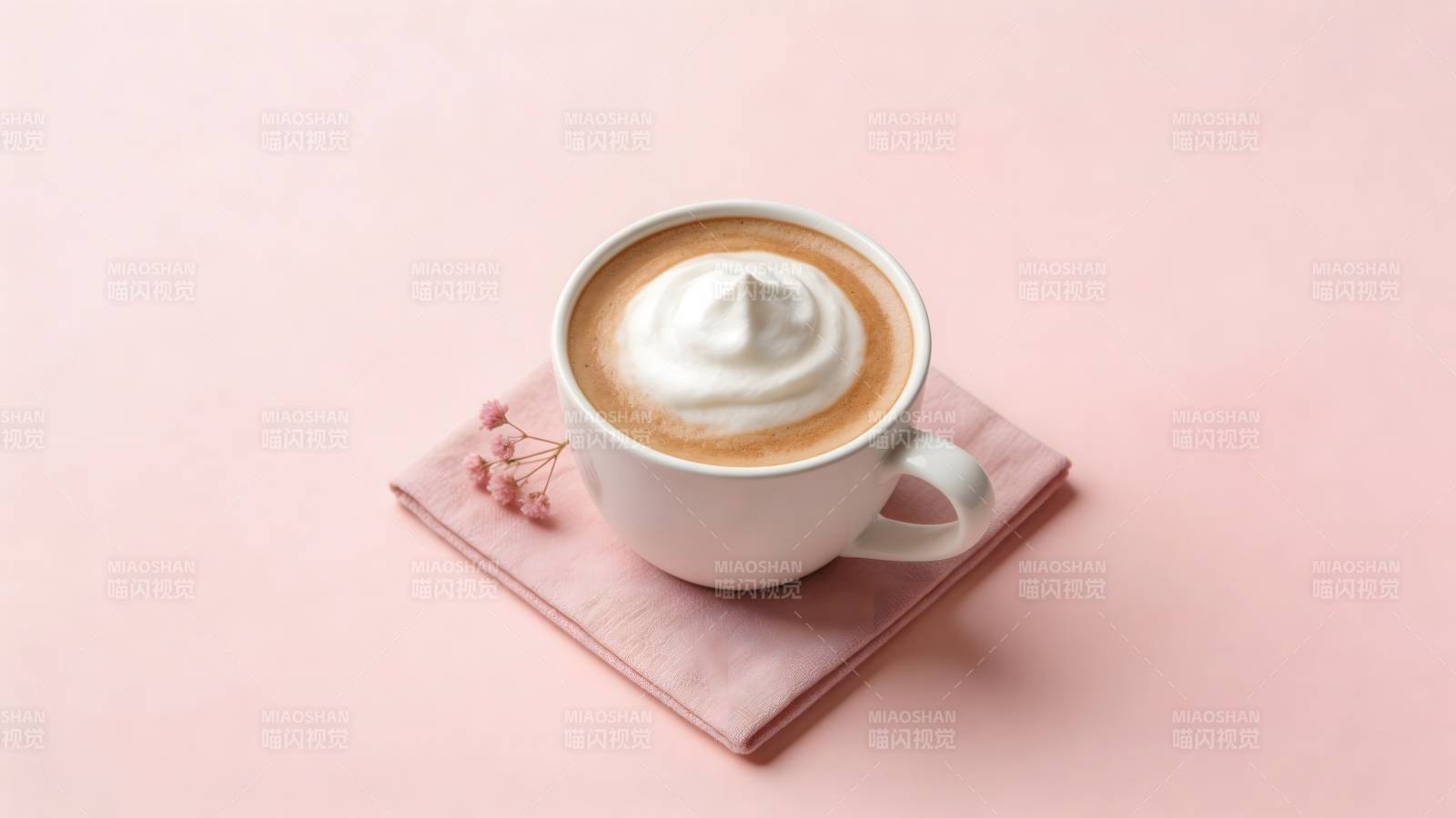 粉色背景上的拿铁图片