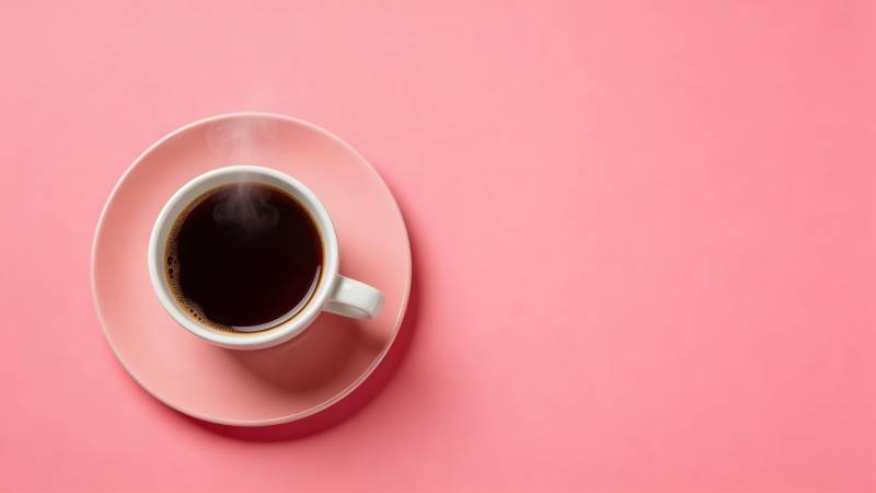 粉色背景咖啡杯图片