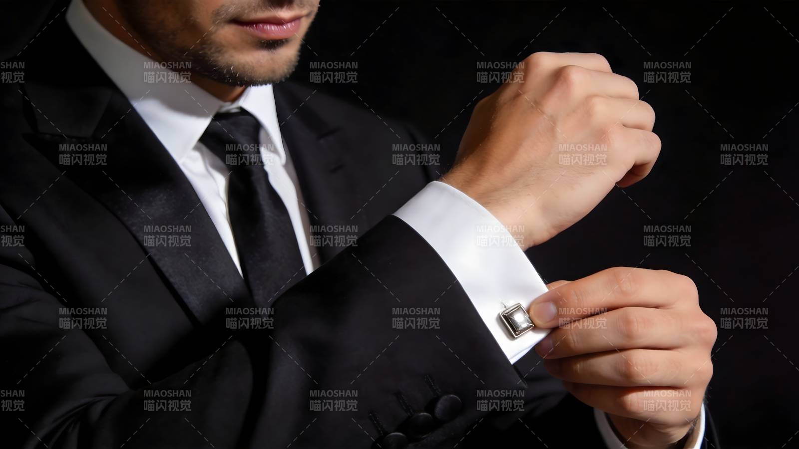 男士整理袖扣图片