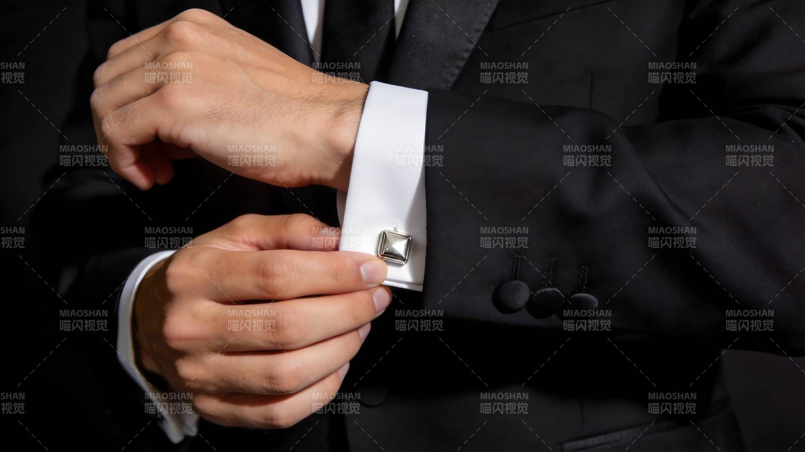 男士整理袖扣图片