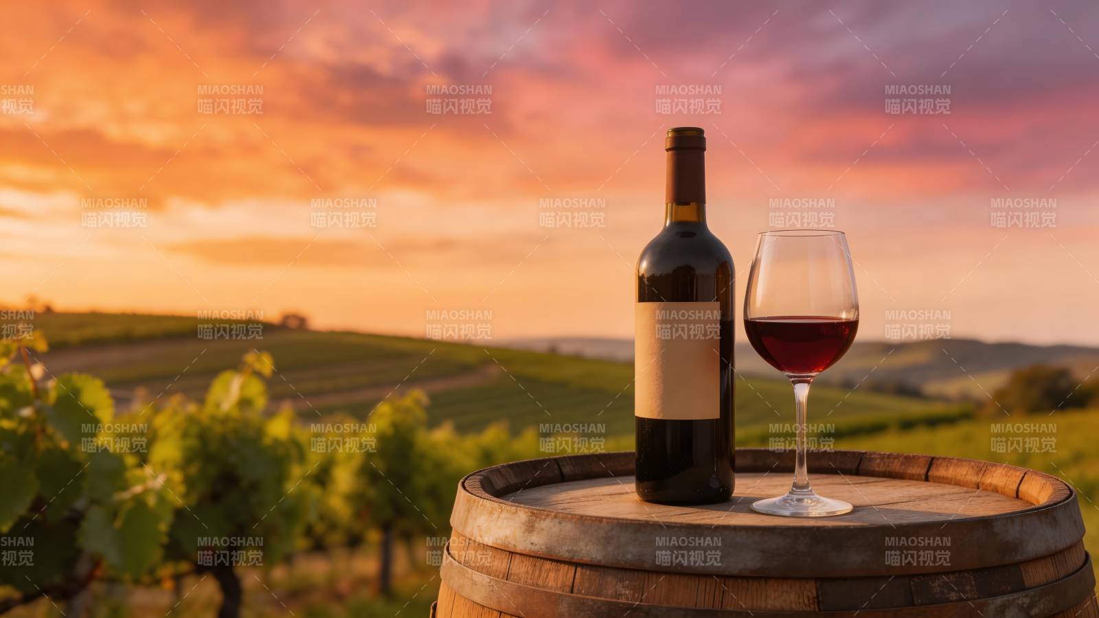 葡萄园夕阳品酒图片