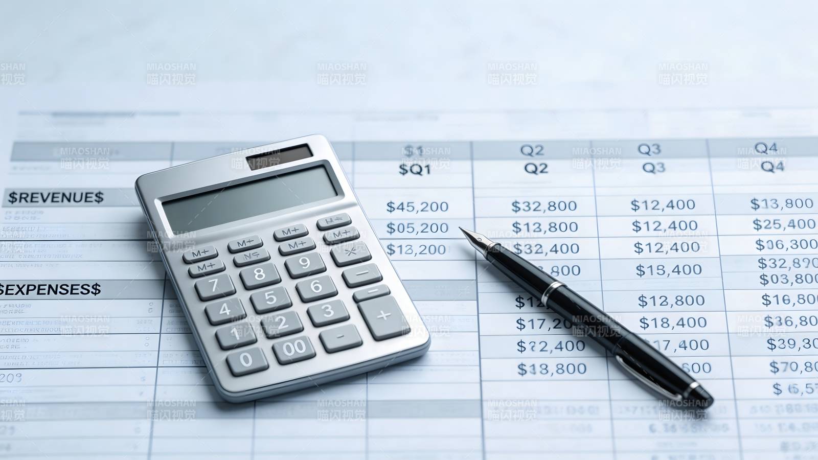 财务报表与计算器图片