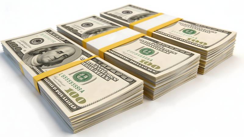 百元美钞堆叠图片