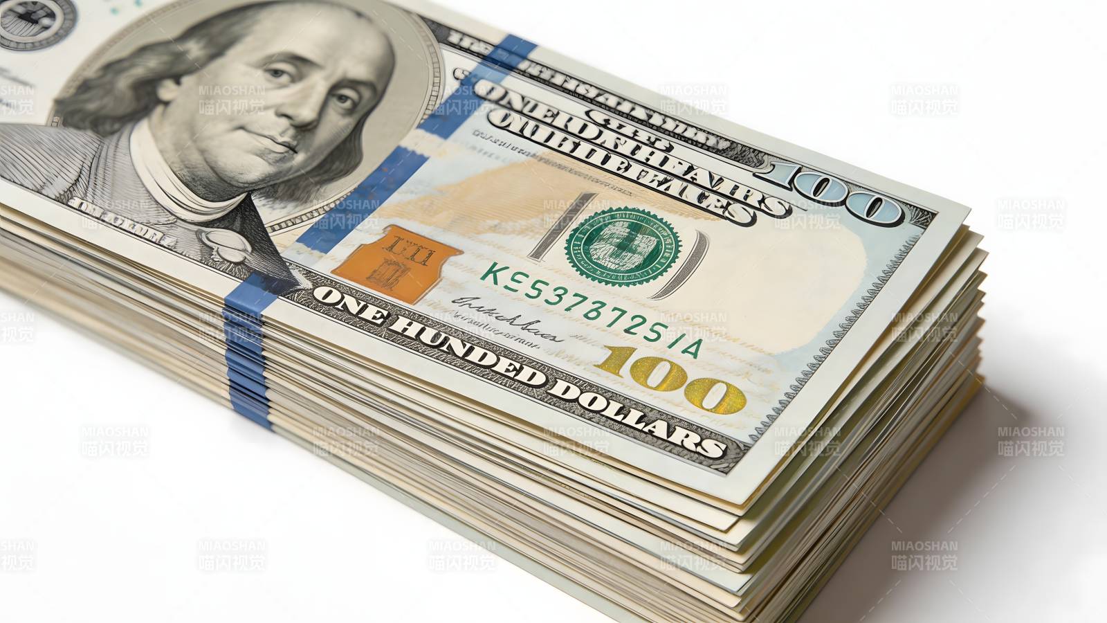 百元美钞堆叠图片
