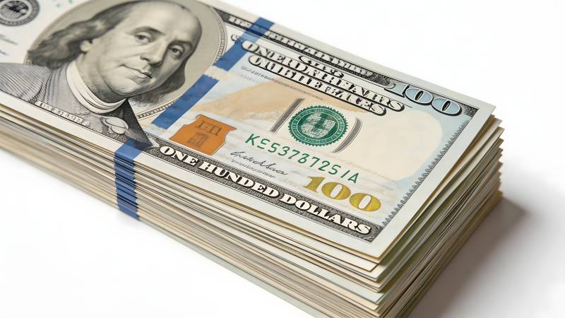 百元美钞堆叠图片