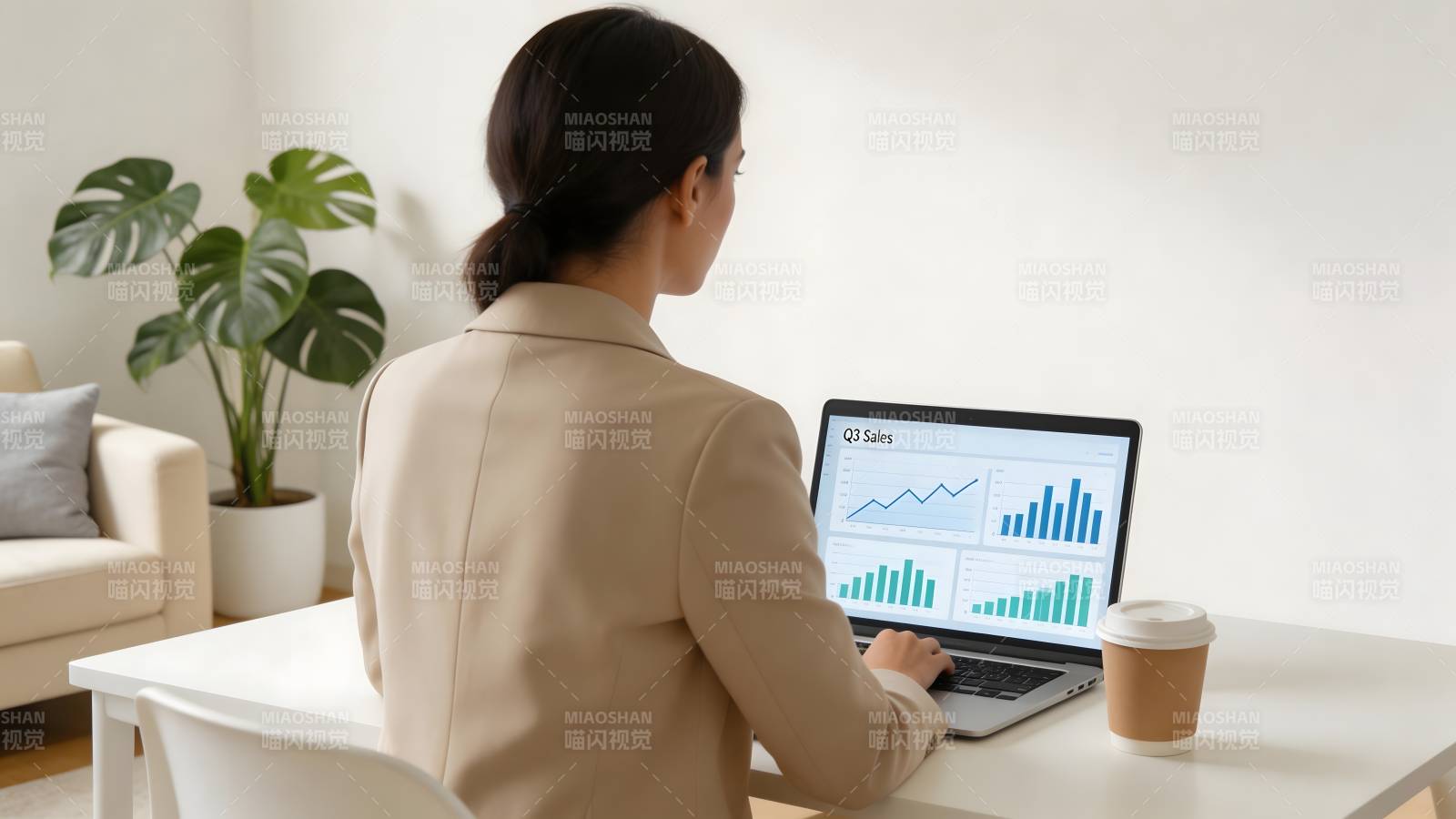 办公桌前专注工作图片