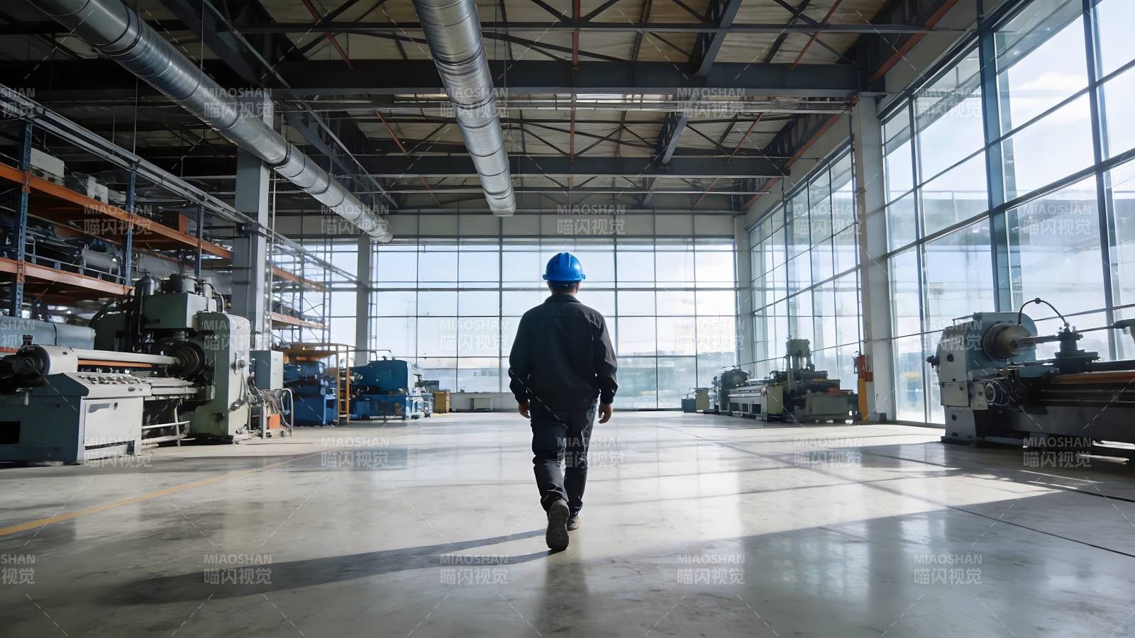 工厂中的工人背影图片