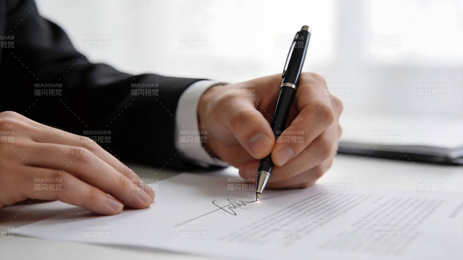 签署文件瞬间图片