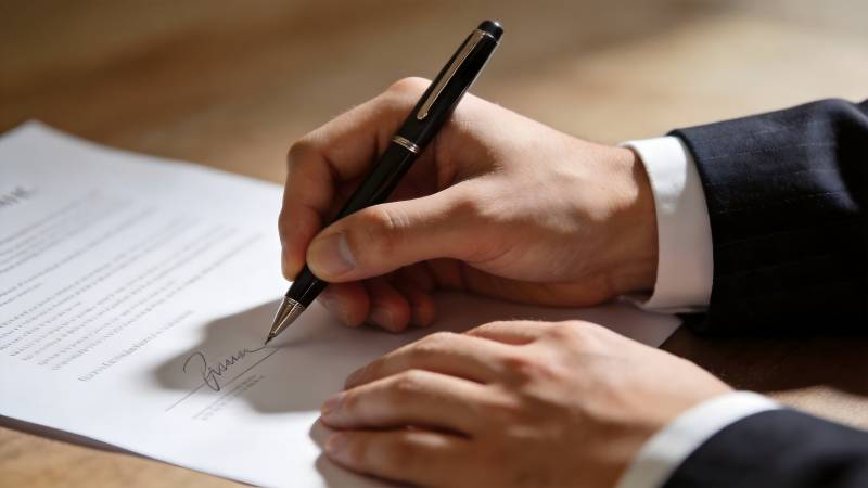 签署文件瞬间图片