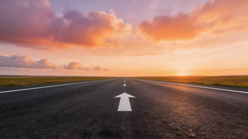 公路尽头的夕阳图片