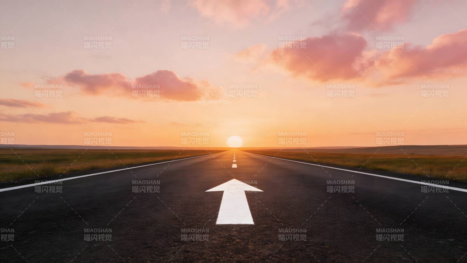 公路尽头的夕阳图片