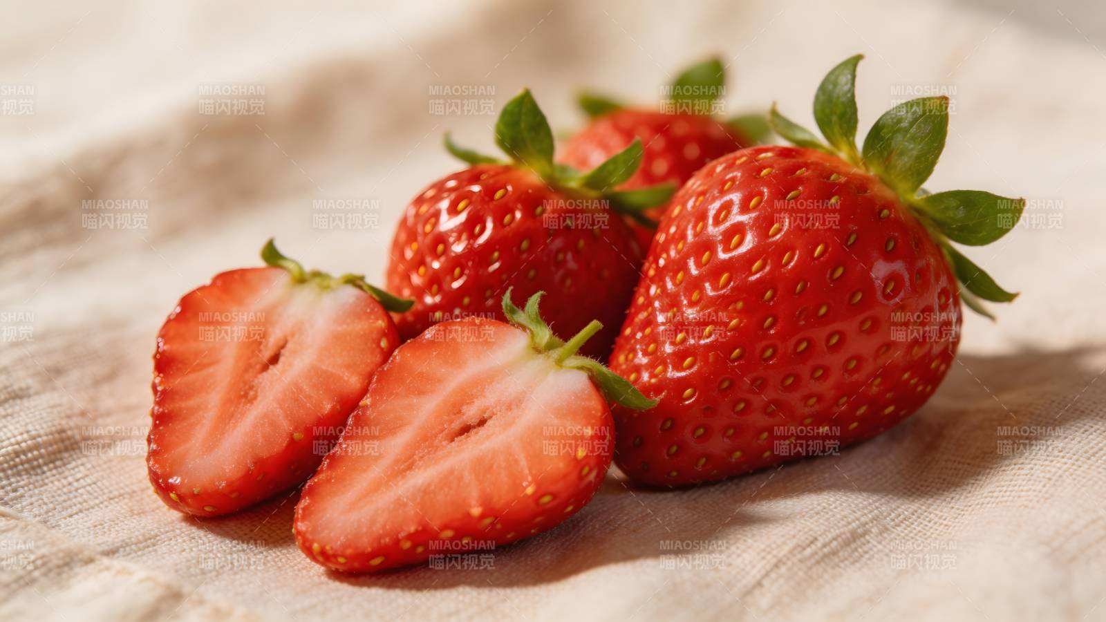 新鲜草莓特写图片