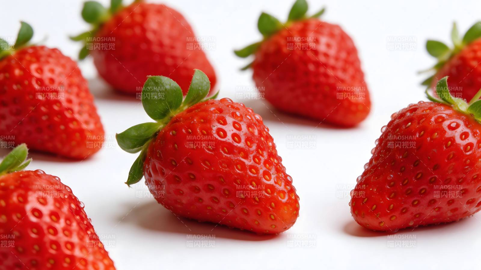 鲜红草莓特写图片