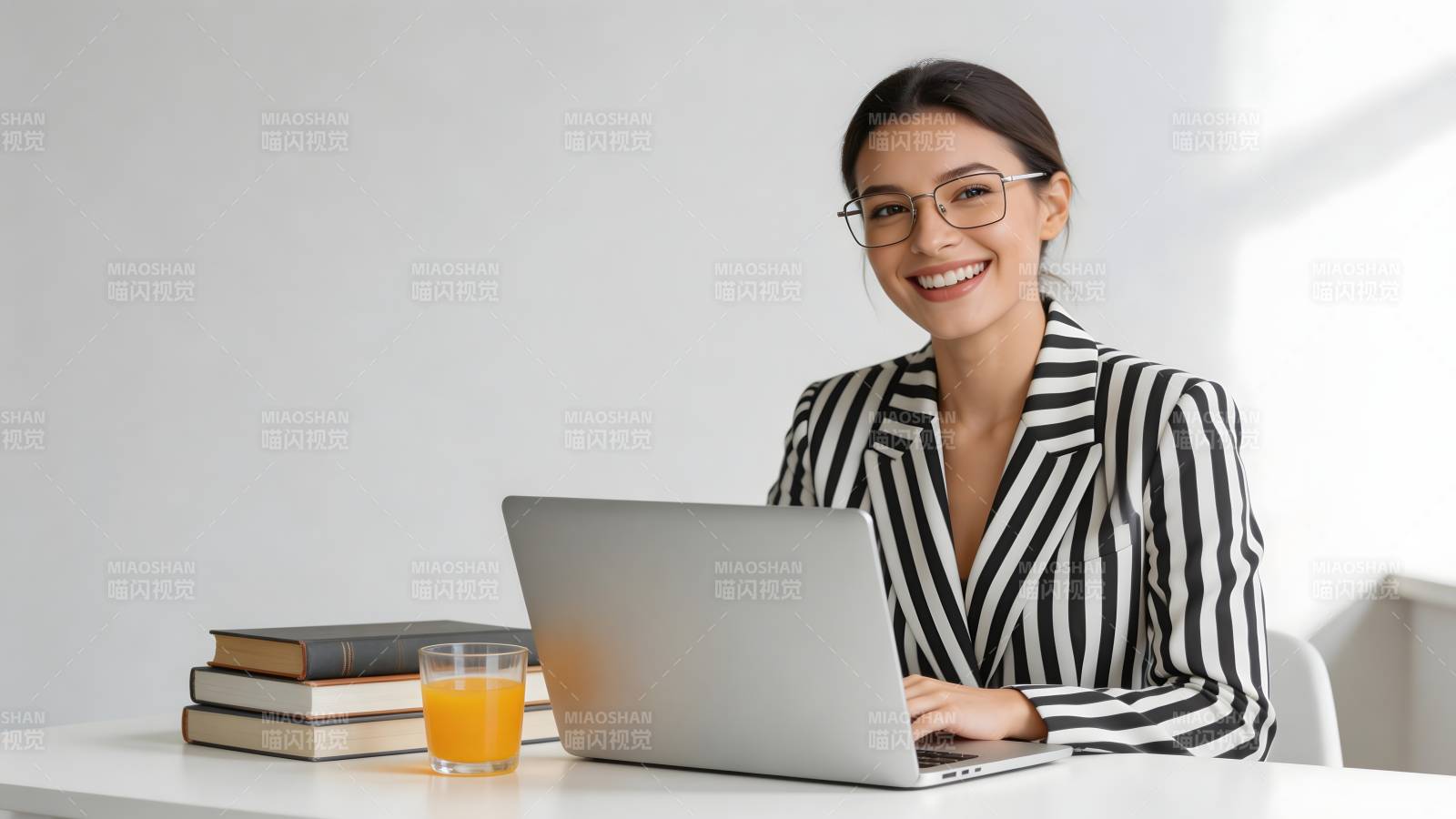 职场女性办公微笑图片