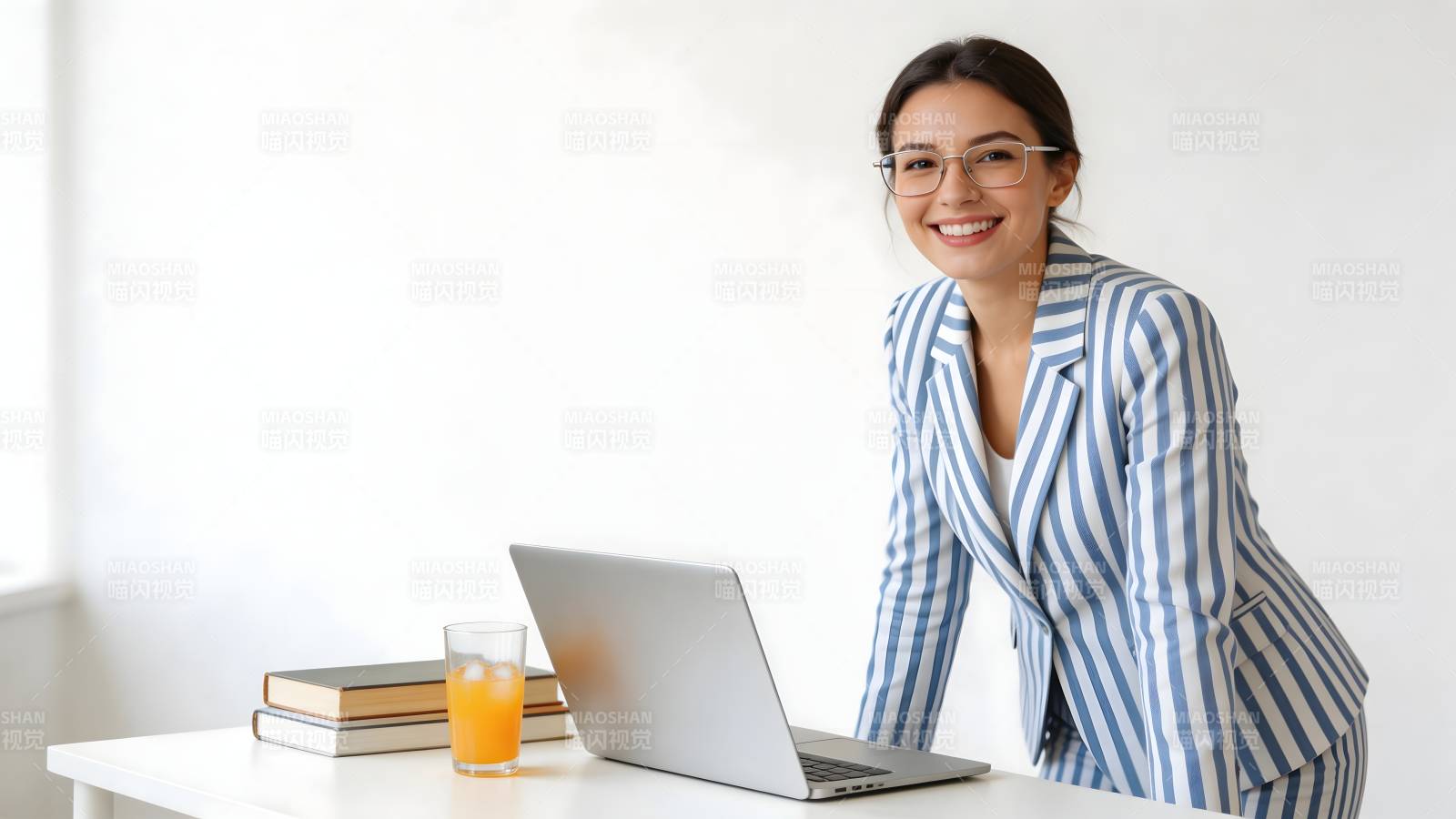 职场女性微笑工作图片