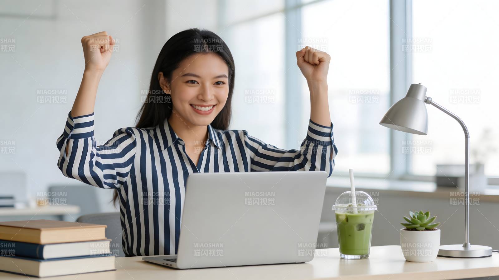 职场女性欢呼成功图片