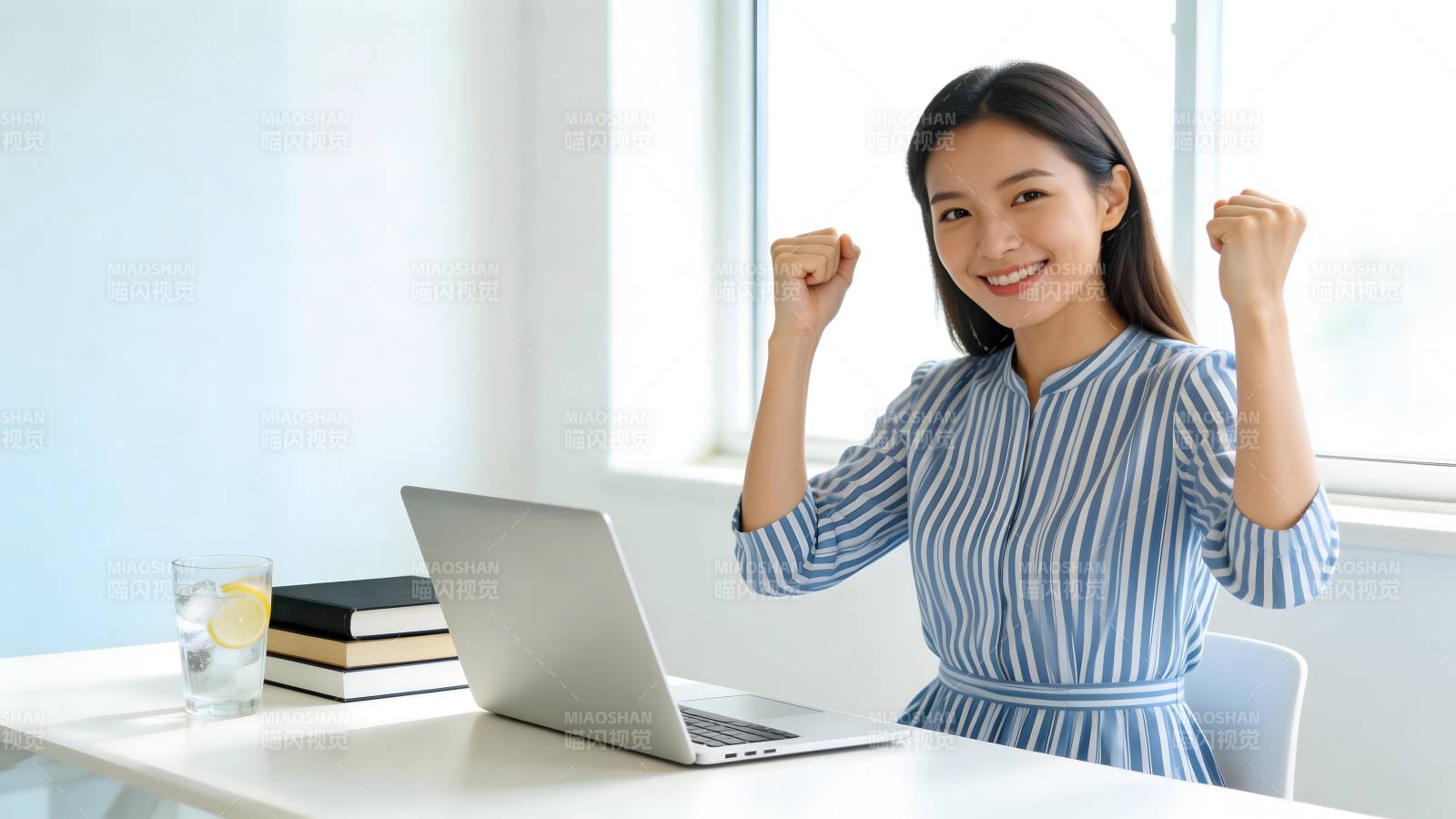 职场女性欢呼成功图片