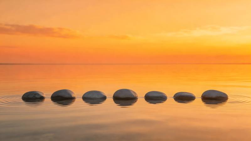 夕阳下的静谧石阵图片