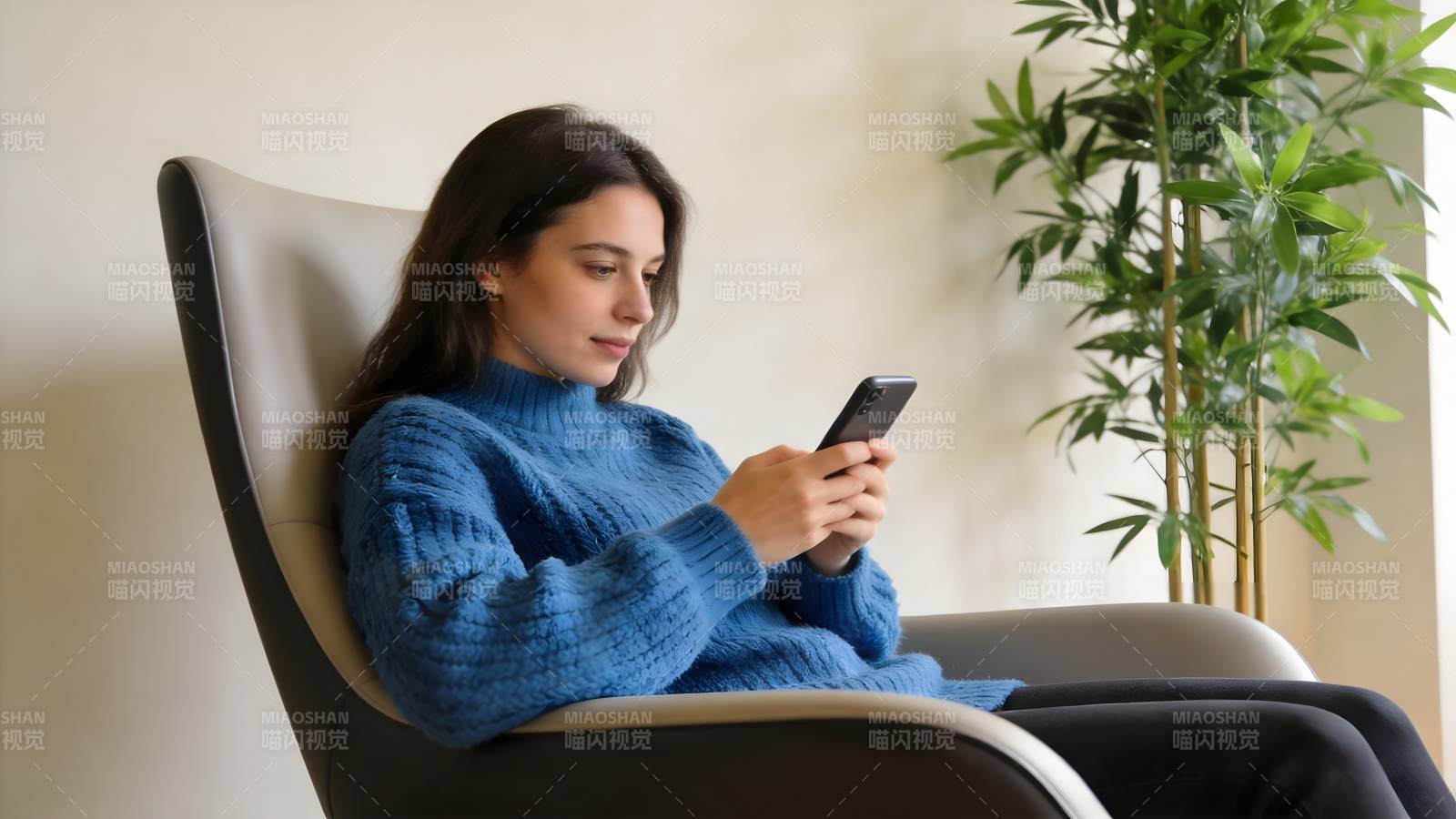 女子沙发玩手机图片