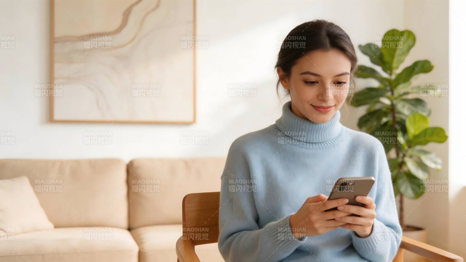 女子专注看手机图片