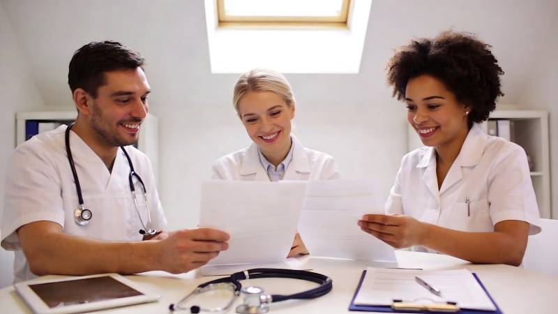 医生团队共阅文件图片