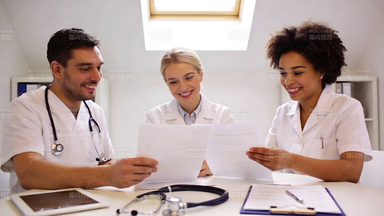 医生团队共阅文件图片