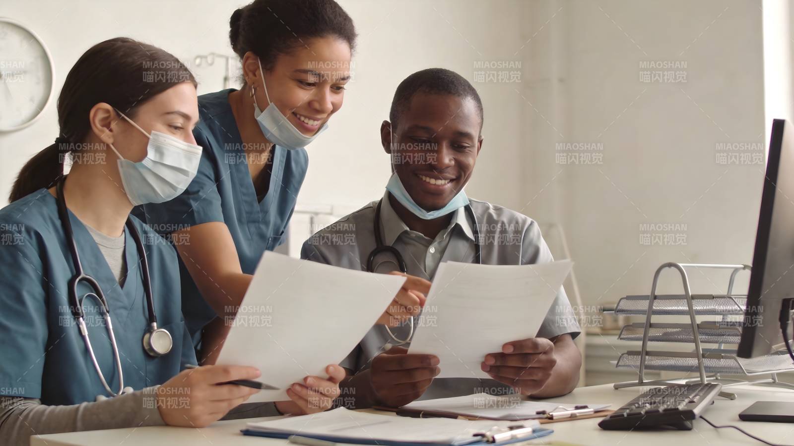 医护团队共阅文件图片