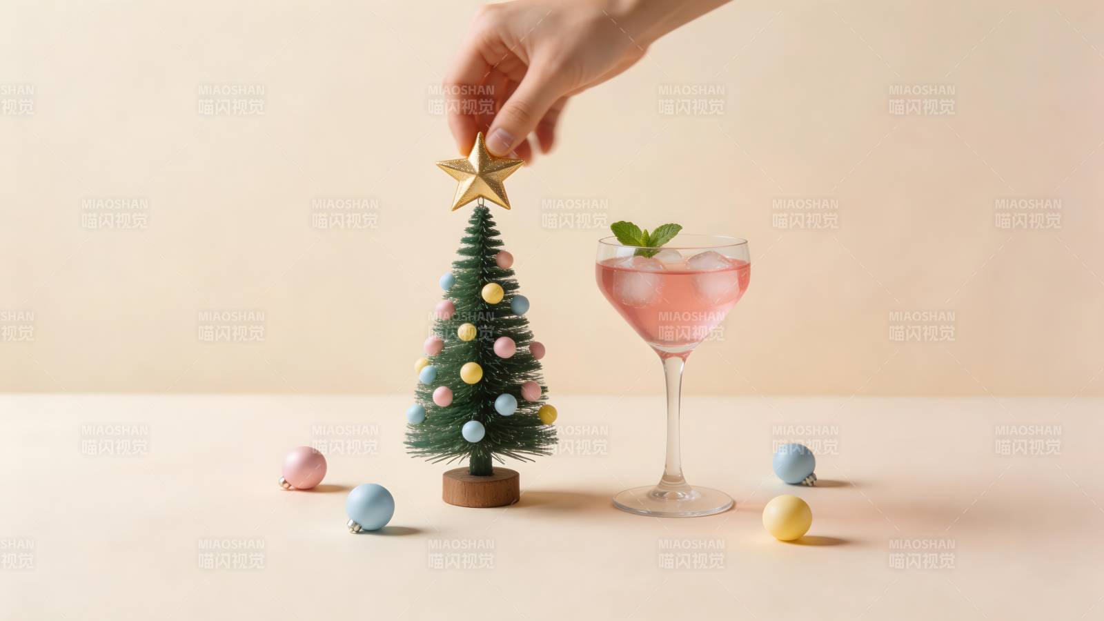 圣诞树与鸡尾酒图片