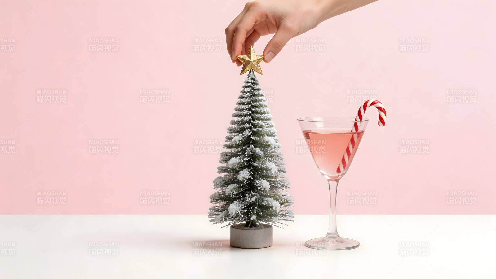 圣诞树与鸡尾酒图片